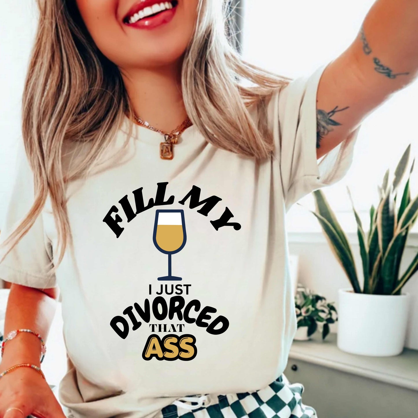 FILL MY GLASS I JUST DIVORCED THAT ASS. T-Shirt